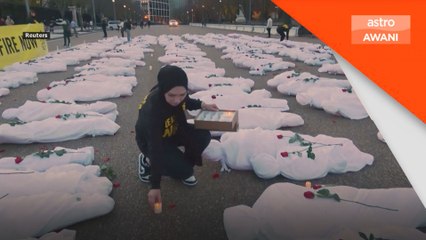 Puluhan patung dibalut kain putih di hadapan White House