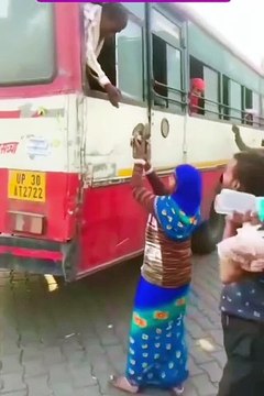 Video: बसों में सीट की मारामारी, खिड़की फांद कर बस के अंदर कूदती महिला का वीडियो वायरल