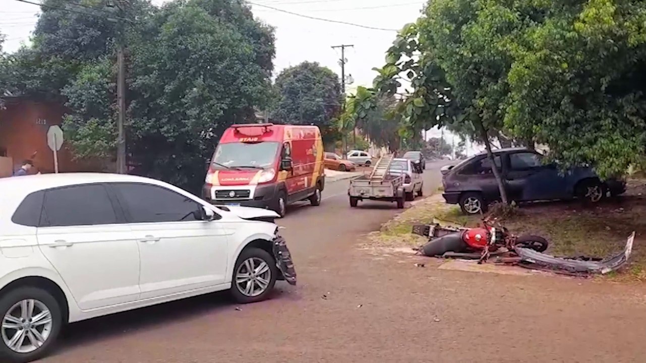 Casal fica ferido em acidente entre moto e Polo no Floresta