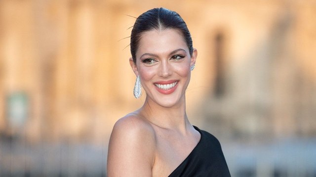 Miss Univers : Iris Mittenaere éblouit avec un décolleté saisissant et une tenue en latex en tant que membre du jury