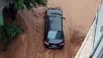 Carro arrastado pela força da água da chuva no Oeste de Santa Catarina