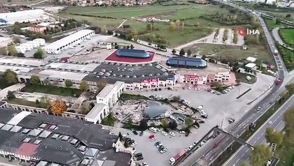 Kütahya Kervansarayı ile Çiniciler Çarşısının önünü kapatan balık restoran yıkıldı