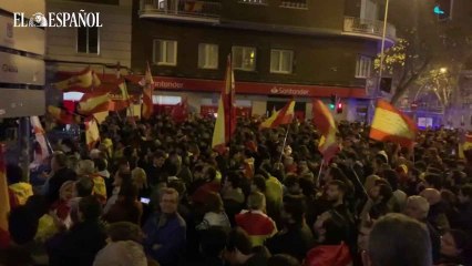 Ferraz vuelve a colapsarse el día en que Pedro Sánchez consigue su investidura.