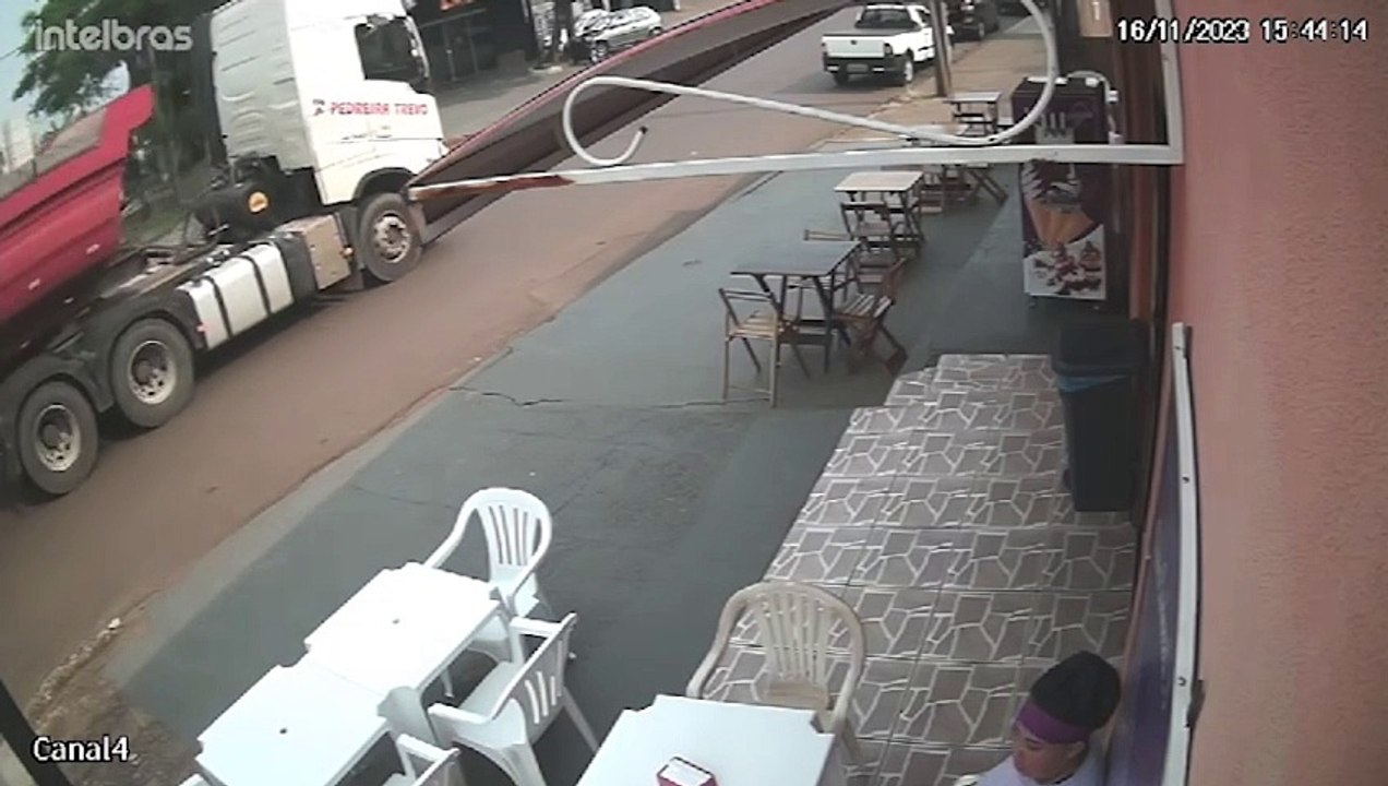 Câmera flagra adolescente "na rabeira" de caminhão antes de acidente na Rio da Paz