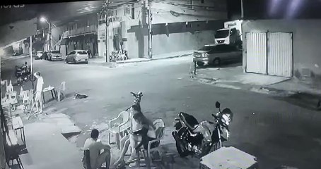 Vídeo mostra dupla atirando contra pessoas em um bar no Carlito Pamplona