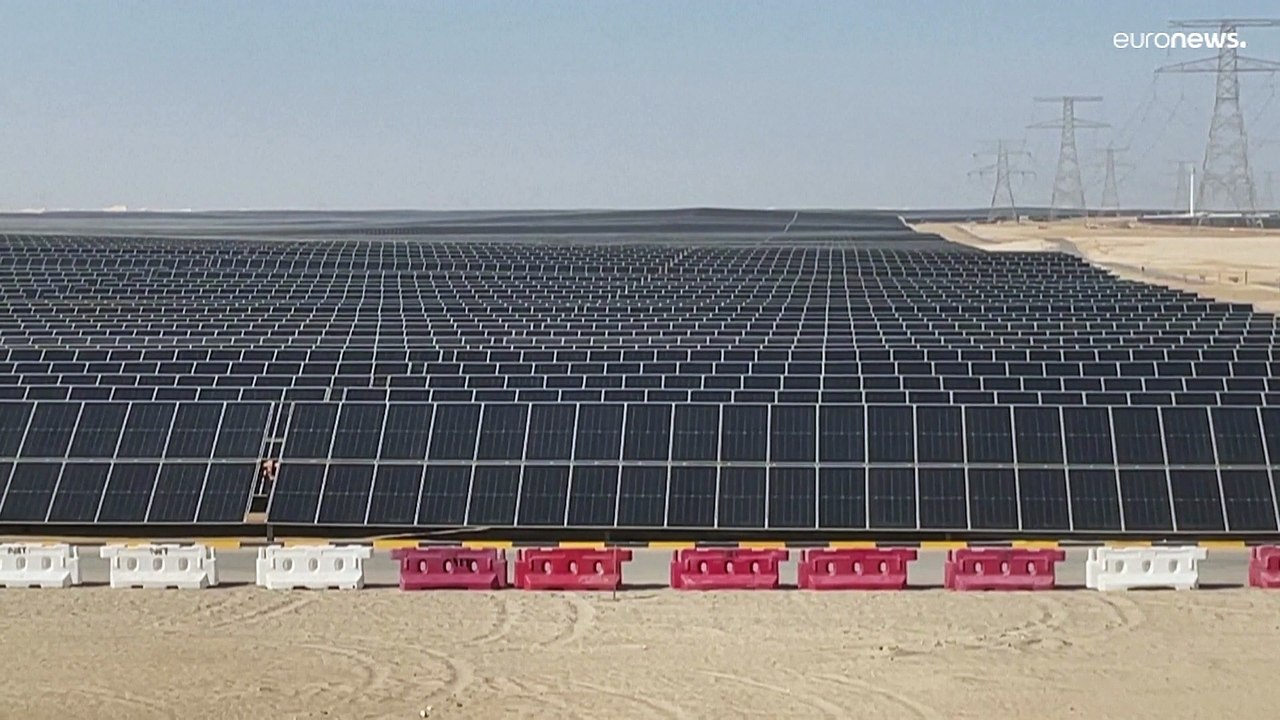 شاهد: قبل أسبوعين من كوب28.. الإمارات تدشّن إحدى أكبر محطات الطاقة الشمسية في العالم