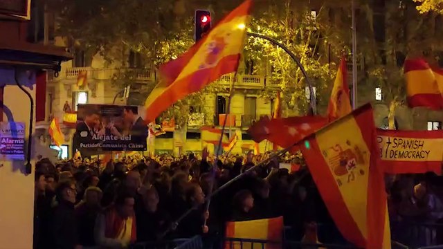 Unas 4.000 personas se vuelven a concentrar en Ferraz para protestar contra los pactos del PSOE