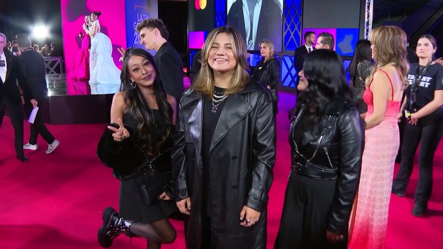 Los nominados a los Latin Grammy desfilan por la alfombra roja