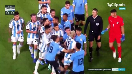 Casi se agarran a las piñas los jugadores de Argentina y Uruguay