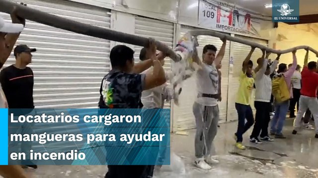 Vecinos de Tepito ayudan a bomberos a mitigar las llamas del incendio en CDMX