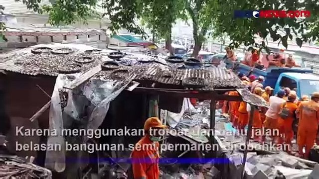Belasan Bangunan Semi Permanen di Pulogadung Dirobohkan Satpol PP