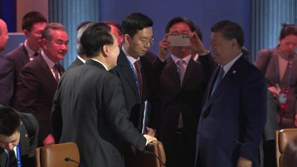 尹, 中 시진핑과 '짧은 환담'..."한중회담은 논의 중" / YTN