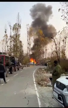 Jammu and Kashmir: कुलगाम मुठभेड़ में लश्कर के तीन आतंकी ढेर, 20 घंटों से चल रही है गोलीबारी में लगी आग, देखें Video