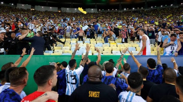 Aficionados Argentinos Y Brasileños Se Enfrentan Antes Del Partido Clasificatorio