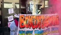 Milano, corteo studentesco: lanci di vernice rossa contro negozio Armani e contestazione