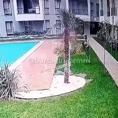 Kurye teslimat için gittiği sitede 'havuza' düştü