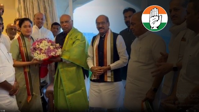 Mallikarjun Kharge సమక్షంలో Congress Party లో చేరిన విజయశాంతి..