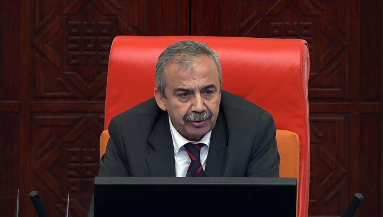 Sırrı Süreyya Önder ‘eşcinsel’ kelimesini aşağı...