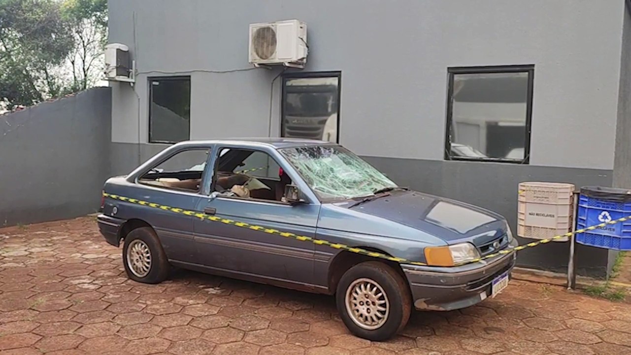 Homem é morto com golpes de arma branca no Santa Felicidade e tem o carro destruído