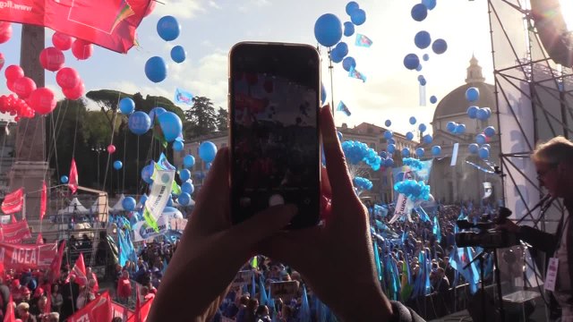 Sciopero, le lavoratrici in piazza del Popolo: per i nostri diritti e per i nostri figli