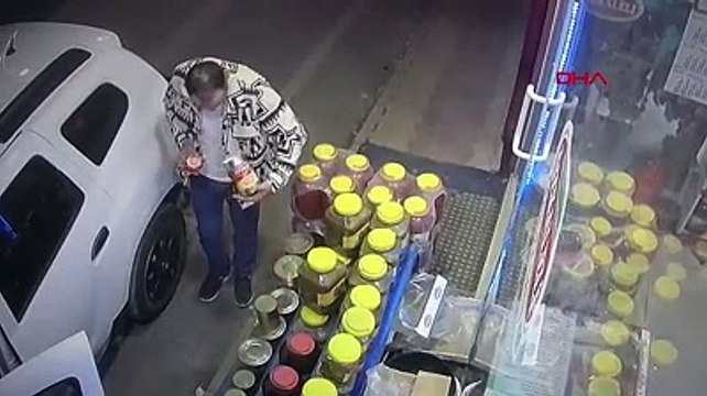 Kapalı marketten ürünleri alıp, not bıraktı
