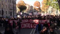 Torino, Meloni e Netanyahu imbrattati di sangue al corteo studenti