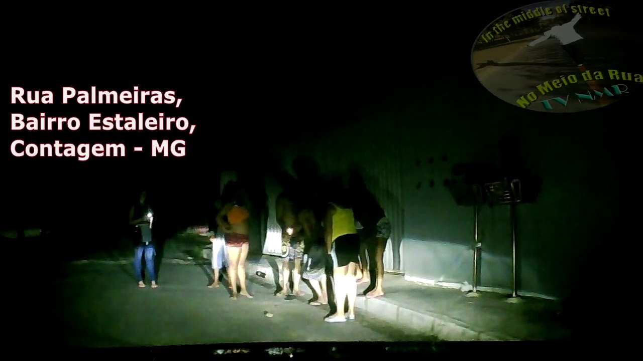 FLAGRANTE Cobra no meio da rua quando acabou "a luz" em Nova Contgem
