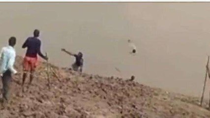 चित्रकूट: गोवंशों को ग्रामीण धकेल रहे नदी में, वीडियो देख योगी के भी निकल पड़ेंगे आंसू