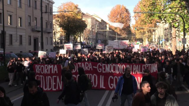 Torino, Meloni e Netanyahu imbrattati di sangue al corteo studenti