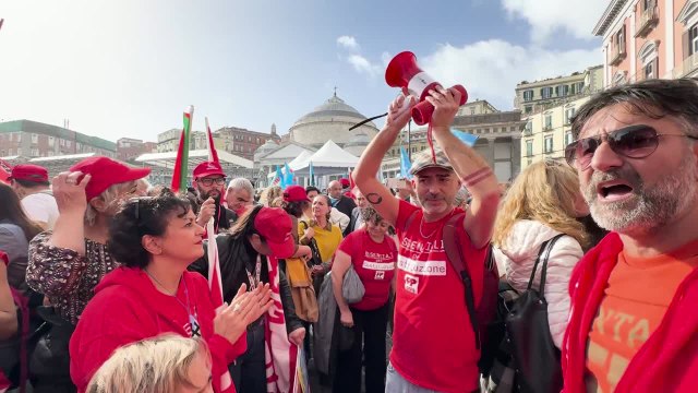 Napoli, lavoratori di Cgil e Uil manifestano in piazza Plebiscito per lo sciopero