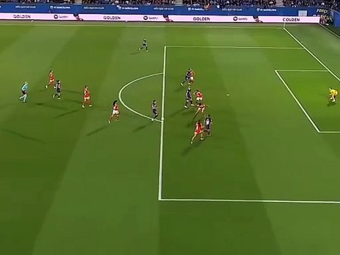 Alexia Putellas se besa el escudo tras marcar con el Barça en Champions