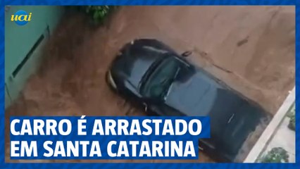 Carro é arrastado em Santa Catarina
