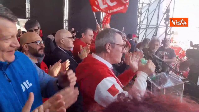 Bella ciao chiude la manifestazione di Cgil e Uil a Roma. Landini e Bombardieri battono le mani