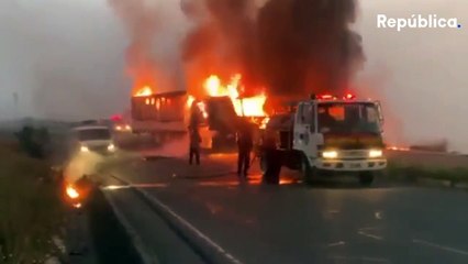 Incendio en Totonicapán luego de chocar camión contra bus