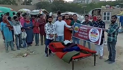 उनकी ‘हैप्पीनेस’ के लिए.. मिठाई और गर्म कंबल वितरित किए