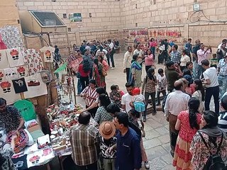 कला के कायल हुए पर्यटक