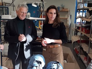 Nelson Monfort visite une chapellerie en Sarthe