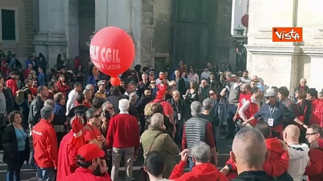 Momenti di paura alla manifestazione Cgil e Uil, fatte esplodere bombe carta in piazza del Popolo