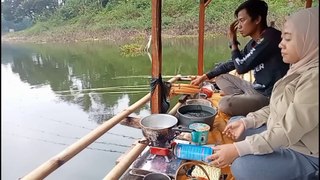 camp fishing ke 80 malam jum'at bawa istri ke spot angker masak hasil di temani gemercik hujan