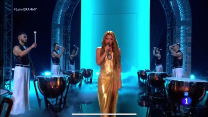 Shakira presentación "Acróstico"  en los Latin Grammy.