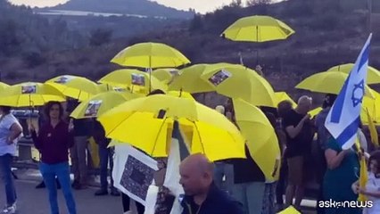 Télécharger la video: Israele, la marcia pacifica per chiedere rilascio degli ostaggi