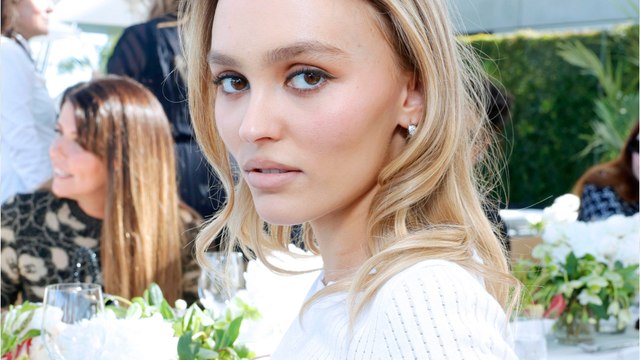 GALA VIDEO - PHOTO - Lily-Rose Depp : pose suggestive et peu vêtue, elle enflamme la toile !
