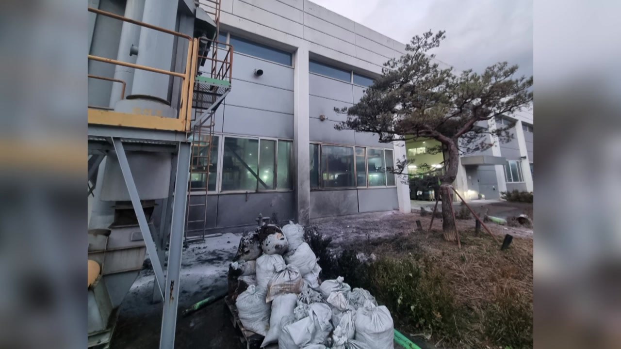 충남 아산 공장에 불...근로자 3명 전신 화상 입어 / YTN