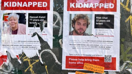 Una familia recupera el cuerpo de uno de los rehenes israelíes cerca del hospital de Al Shifa