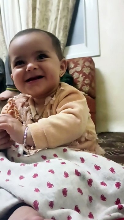 تصفيق طفلة صغيرة