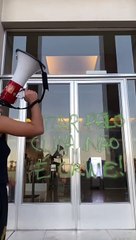 Manifestantes pintam fachada da ULisboa