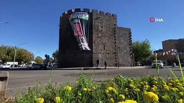 Affiche du porte-parole du Hamas accrochée aux murs de Diyarbakir
