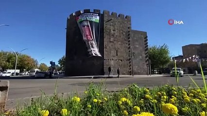 Affiche du porte-parole du Hamas accrochée aux murs de Diyarbakir