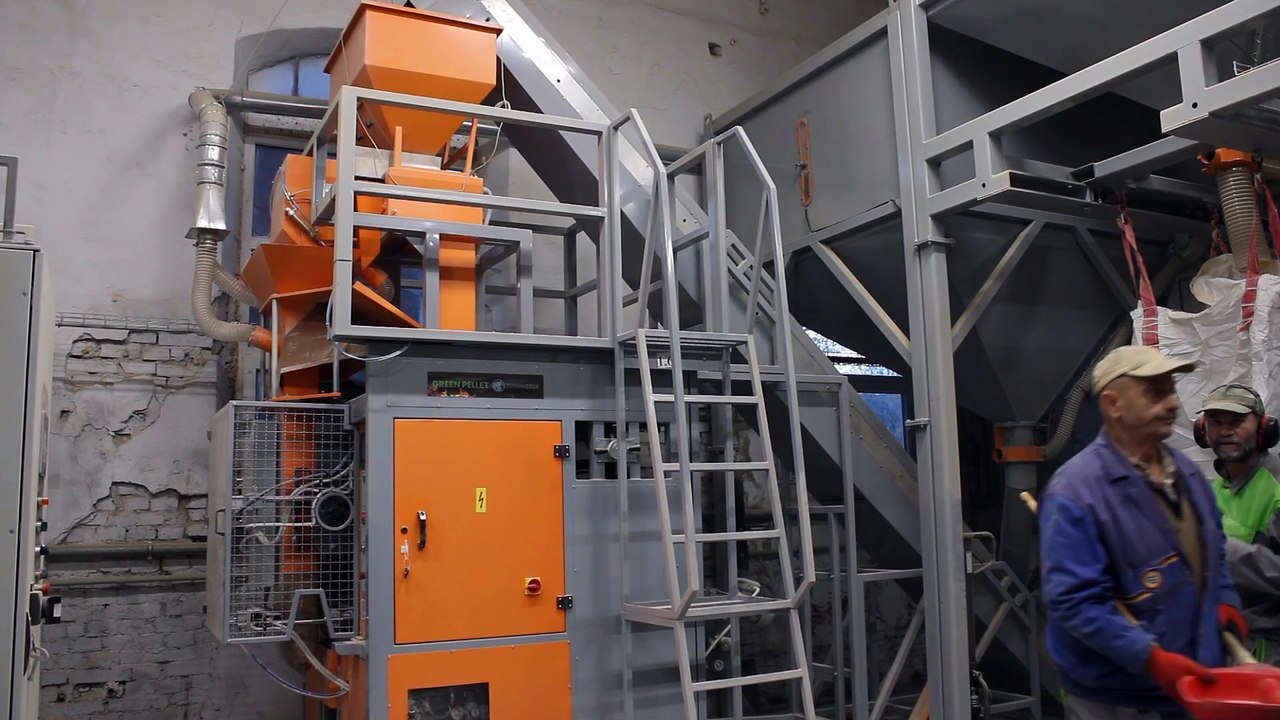 Gorlice - firma Forest, produkcja pelletu i wieszków dla największych projektantów mody