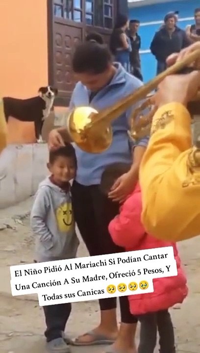 Niño pidió a mariachis una canción para su mamá y pagó con su propina más canicas